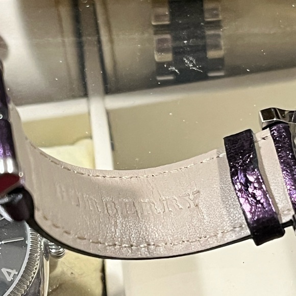 BURBERRY PRE-LOVED AUTHENTIC PURPLE METALLIC GENUINE LEATHER DESIGNER WATCH - Picture 11 of 17